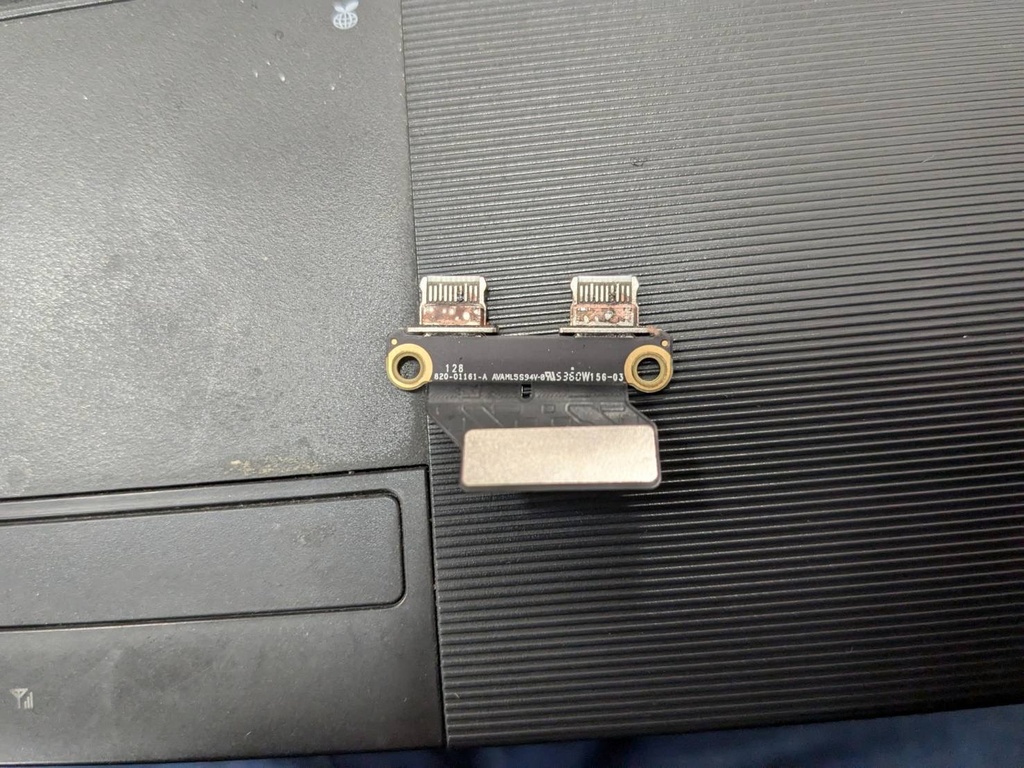 MacBook Air 13 インチ （2020）  A2337 ドックコネクター